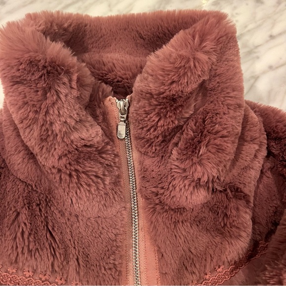 Super cozy faux fur jacket, by Anthropologie. Two side pockets for hands! - Picture 4 of 5